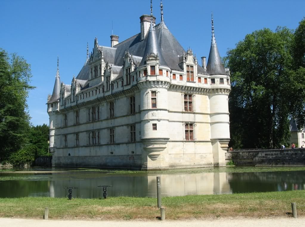 Ответ 8 замок. Замок АЗЕ-Ле-Ридо Франция. Château d'Azay-le-Rideau Франция. Провинция Турень. Гобелен Андромаха в замке АЗЕ Ле Ридо.